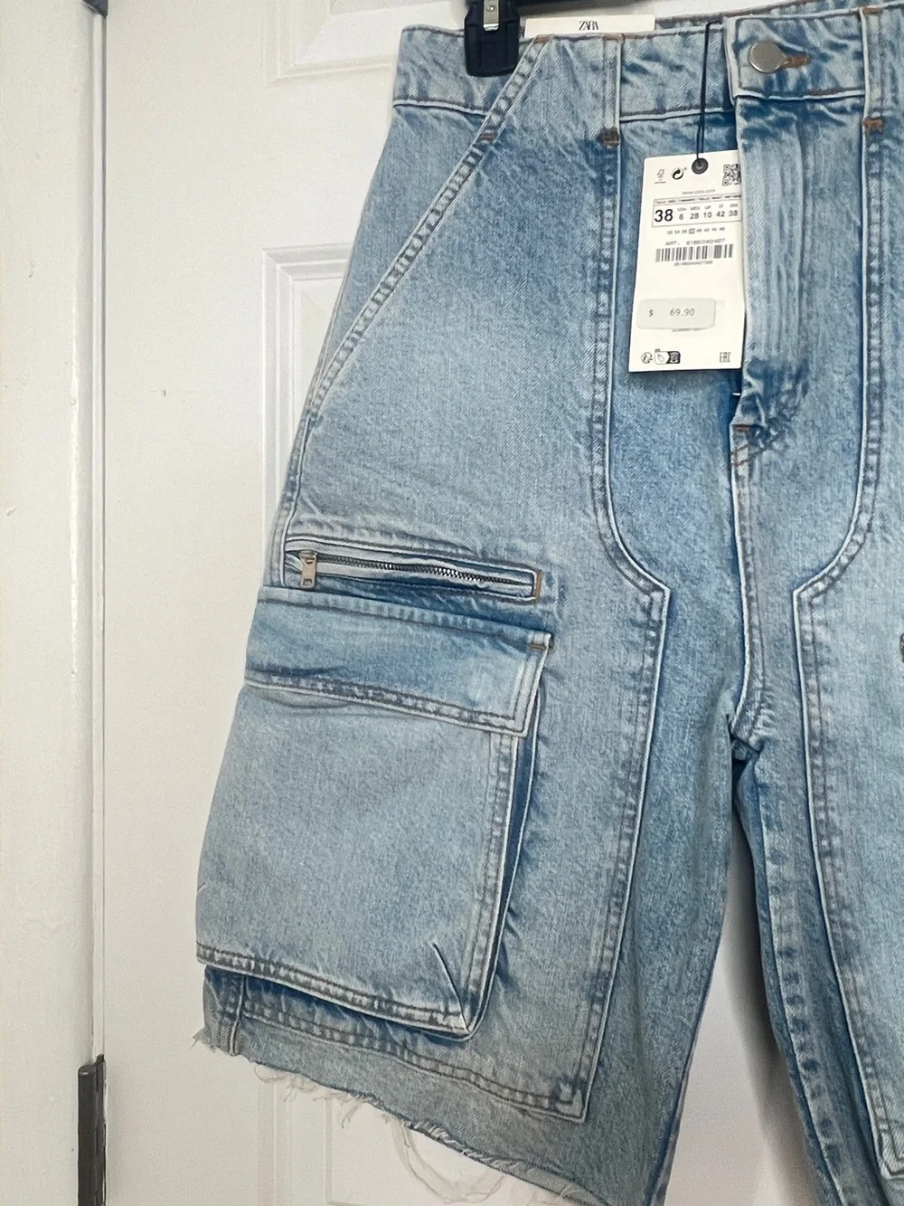 Zara Light Blue Denim Cargo Shorts with Utility Pockets - Picture 4 of 9